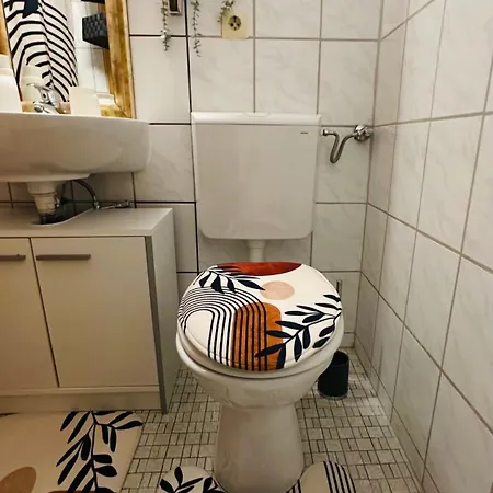 Zentrales Und Gemuetliches In Mit Balkon,badewanne Und Parkplatz Apartmán